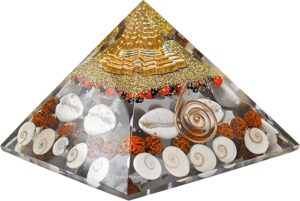 Shri Yantra Gomti Chakra Laxmi Pyramid - 90mm Large Maha Laxmi Orgonite Pyramid with Shree Yantra - Feng Shui Vastu Items for Home with Rudraksha, Gomati Chakra, Chirmi & Kaudi Shells (Wealth Pyramid